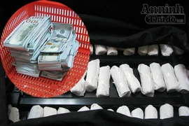 Cận cảnh 90.000 USD được giấu tinh vi, tuồn qua đường hàng không