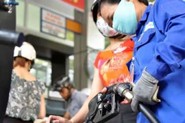 Chờ đêm mới tăng giá xăng