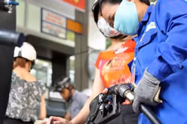 Chờ đêm mới tăng giá xăng