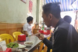 Cơm “băm”, bún “chém" sau bến xe Giáp Bát