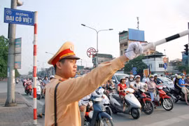 CSGT Thủ đô căng mình giữa trời nắng gắt