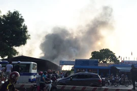 Cháy lớn tại một kho hàng trên phố Phạm Văn Đồng