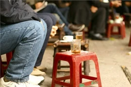 Cà phê rởm tràn lan hè phố