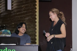 Bạn trai danh ca hải ngoại Thanh Hà ngẫu hứng khoe giọng cùng người yêu