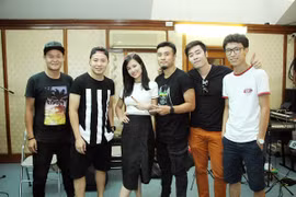 Đông Nhi liên tục di chuyển hai miền Nam - Bắc để luyện tập liveshow