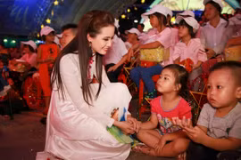 Phan Thị Mơ diện áo dài vui trung thu cùng các em nhỏ tại phố đi bộ