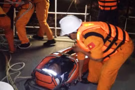 Ứng cứu nhanh 2 thuyền viên nước ngoài gặp nạn trên biển