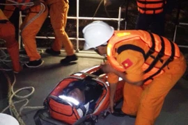 Ứng cứu nhanh 2 thuyền viên nước ngoài gặp nạn trên biển