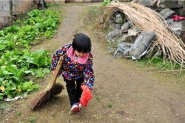  Bé 7 tuổi chăm ông bà ốm yếu