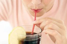 Bảo vệ răng trước tác hại của nước uống có ga