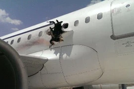 Bom nổ trên máy bay ở độ cao 4km khiến 1 người rơi