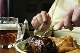 Vì sao không nên vừa ăn vừa uống?