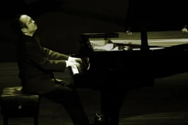 NSND Đặng Thái Sơn về nước biểu diễn