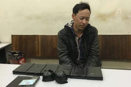 "Độn" 6 bánh heroin trong xe máy