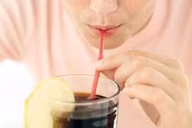 Bảo vệ răng trước tác hại của nước uống có ga