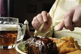 Vì sao không nên vừa ăn vừa uống?