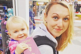 Đưa con 10 tuần tuổi đi "phượt" khắp thế giới