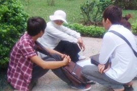 Xem bói đầu năm: Mất tiền rước lo vào người