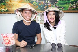 Vợ chồng Hồ Hạnh Nhi đi ăn Phở, đội nón lá do người hâm mộ Việt Nam tặng 