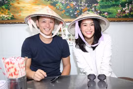 Vợ chồng Hồ Hạnh Nhi đi ăn Phở, đội nón lá do người hâm mộ Việt Nam tặng 