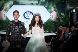 Sơn Ngọc Minh cùng Hoa hậu thế giới người Việt Tại Úc ngọt ngào sánh đôi