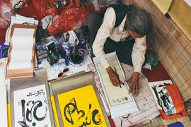 Người dân Thủ đô đổ xô đi xin chữ đầu năm mới