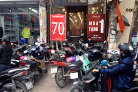 Người dân Hà Nội đổ xô đi săn hàng giảm giá cuối năm