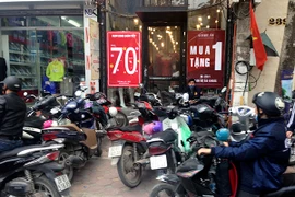 Người dân Hà Nội đổ xô đi săn hàng giảm giá cuối năm
