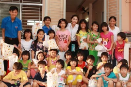 Hoa hậu Đại dương Đặng Thu Thảo thăm và tặng quà trẻ em tại quê nhà