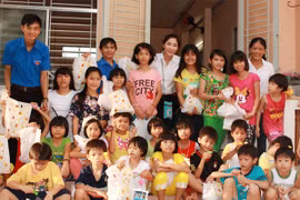 Hoa hậu Đại dương Đặng Thu Thảo thăm và tặng quà trẻ em tại quê nhà