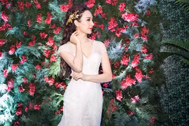 Hoa hậu Ngọc Diễm quyến rũ với style công chúa làm MC