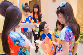 Ngọc Hân "biến" tranh vẽ thành áo trung thu tặng trẻ em