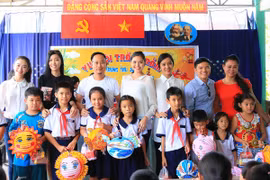 NTK Võ Việt Chung cùng dàn người đẹp phát quà trung thu cho trẻ em nghèo