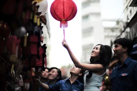 Hoa hậu Huỳnh Thuý Anh rạng rỡ chia sẻ niềm vui Tết Trung thu