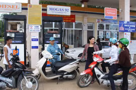 Người tiêu dùng "gánh" thêm tiền thuế xăng dầu