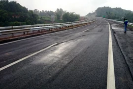 Đã khắc phục xong vết nứt cao tốc Nội Bài- Lào Cai