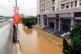 Chung cư Hà Đông bị nước ngập bao vây: Bắc cầu tạm cho dân đi