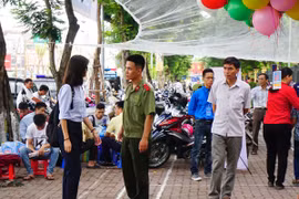 Công an quận Hai Bà Trưng trông xe miễn phí phục vụ các thí sinh