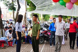 Công an quận Hai Bà Trưng trông xe miễn phí phục vụ các thí sinh