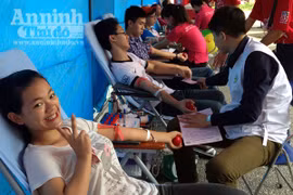 Hàng nghìn sinh viên háo hức tham gia Ngày hội Dòng máu Lạc Hồng