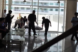 Cụ ông 74 tuổi rơi từ tầng 10 xuống tầng 3 bệnh viện 