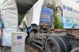 Container nổ lốp húc văng dải phân cách trước khi tông sập tường 