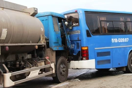 4 ô tô tông liên hoàn, cửa ngõ TP.HCM ùn ứ giao thông nghiêm trọng