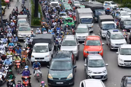 Xe tải gây tai nạn, cửa ngõ sân bay Tân Sơn Nhất kẹt xe kéo dài