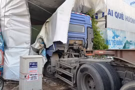 Container nổ lốp húc văng dải phân cách trước khi tông sập tường 