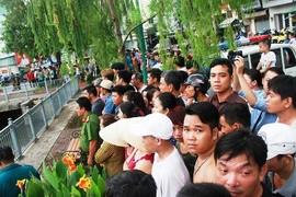 Hàng trăm người theo dõi vớt thi thể người đàn ông nhảy kênh