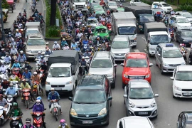 Xe tải gây tai nạn, cửa ngõ sân bay Tân Sơn Nhất kẹt xe kéo dài