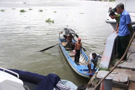 Phát hiện thi thể nam giới trôi cạnh du thuyền