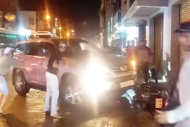 Lái xe ô tô 7 chỗ gây tai nạn rồi làm loạn trên phố