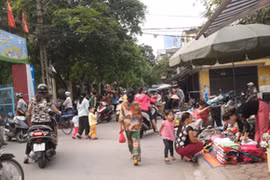 Hà Nội: Chợ cóc “quây” trường mầm non, "nuốt chửng" sân chơi